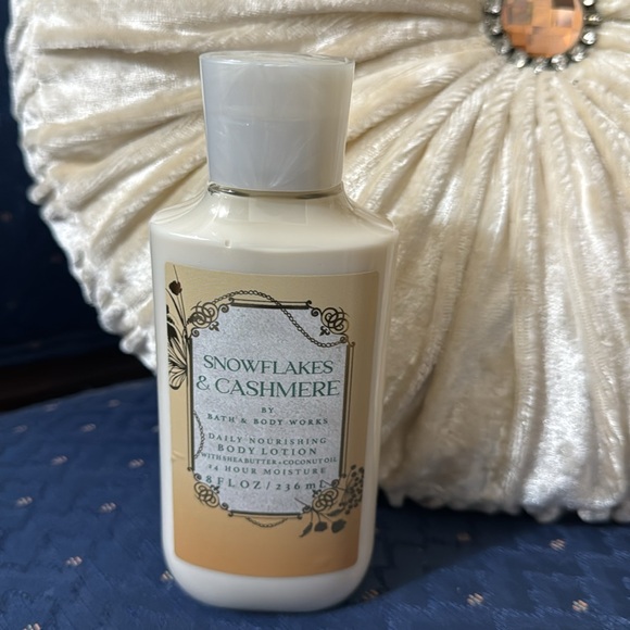 BATH & BODY WORKS SET. . . SNOWFLAKES & CASHMERE SCENT - Picture 5 of 6